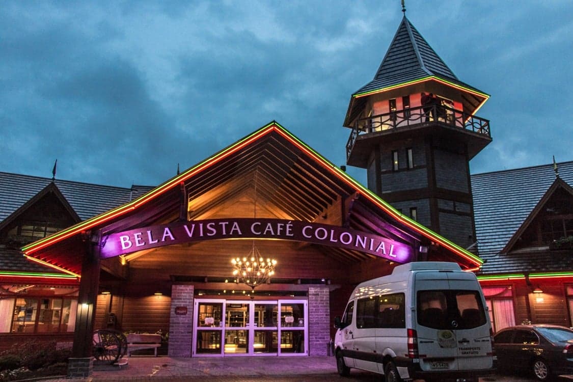O Banquete da Tradição: Por que o Bela Vista é o Café Colonial Definitivo de Gramado